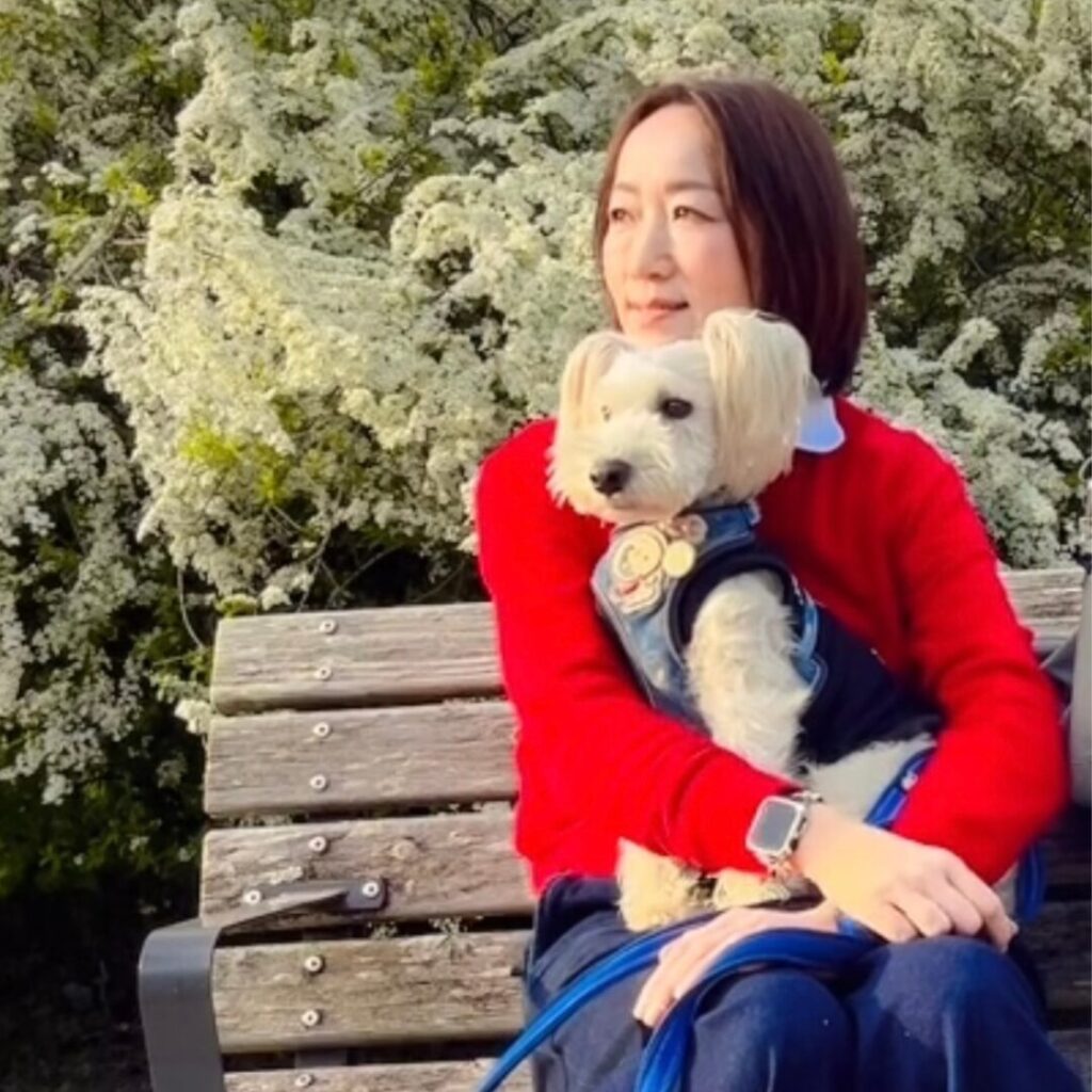 白い犬を抱いた女の人